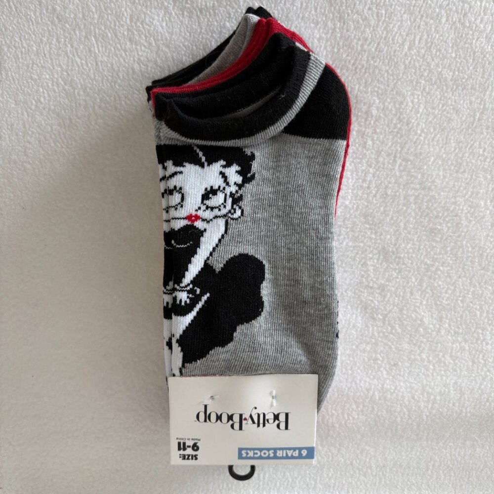 NWT - Novelty Betty Boop 6 pk Crew Socks